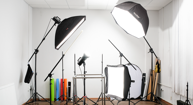 Achieve flawless product photos with organized studio lighting for professional results.